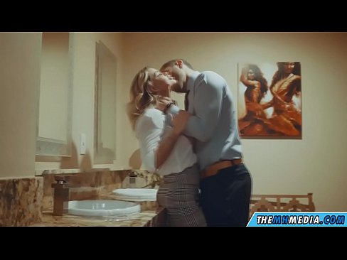 ❤️ Nalika pirang semok seduces sampeyan ing toilet umum ❤ Porno krasan ing jv.kutjeporno.ru ❌